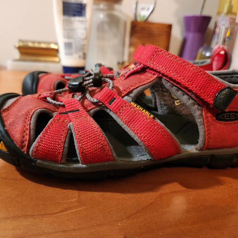 Kids Keen Shoes Size 2
